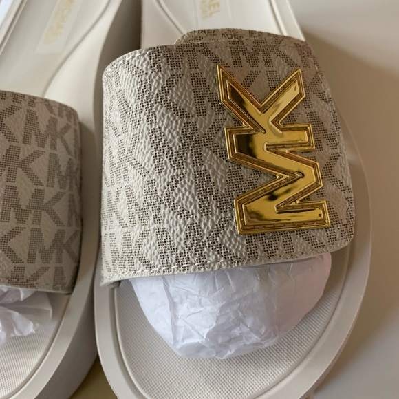 MICHAEL KORS PLATFORM SLIDE NEW. Let’s get ready for summer! - Picture 2 of 10